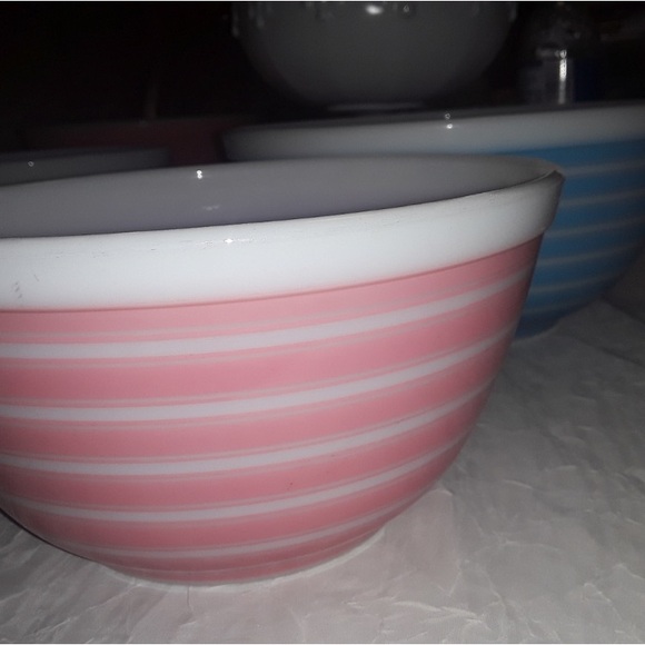 Vintage PYREX RAINBOW CANDY-STRIPED Nesting Mixing Bowls. - Picture 10 of 13